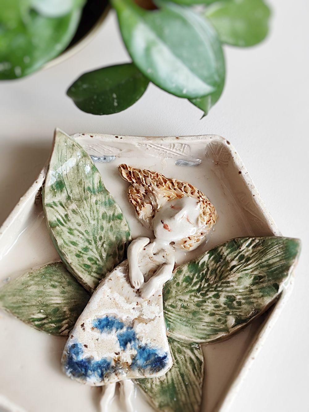 Ceramiczne anioły. Ceramiczna wróżka. Piesek na tęczowym mostem.