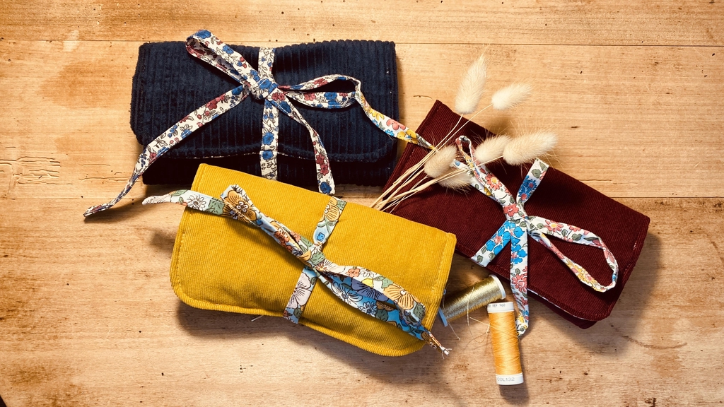 Créatrice d’accessoires de couture à Vertou, je réalise à la main des sacs banane, pochettes à bijoux, porte-monnaies et sacs à main en petites collections, dans mon atelier au cœur du quartier de Beautour, en bord de Sèvre.