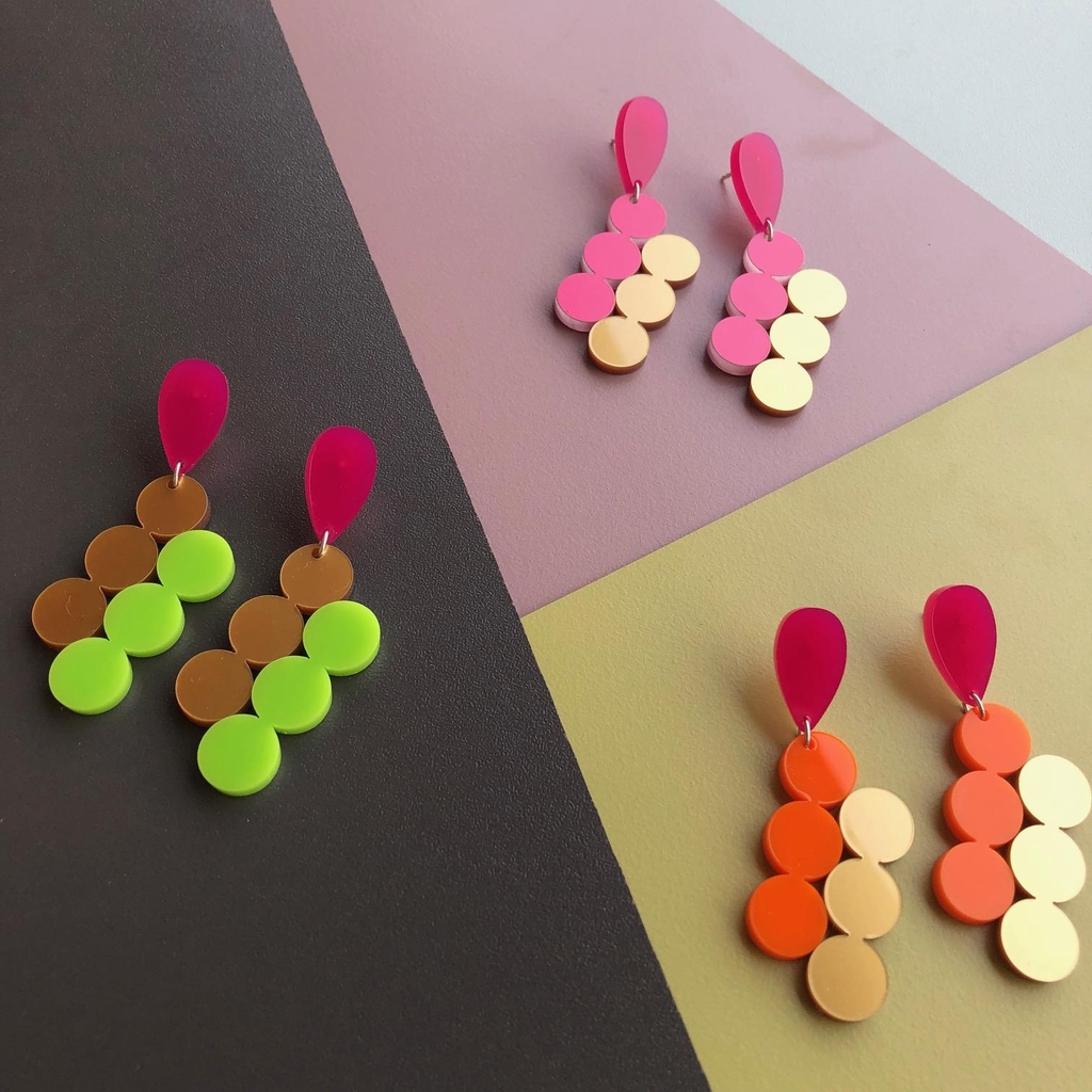 grafische Plexiglasohrringe

