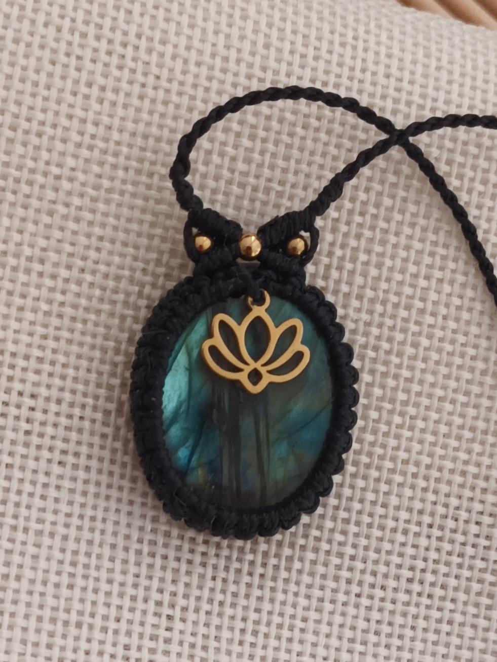 Colliers artisanaux faits main : élégance en pierres naturelles