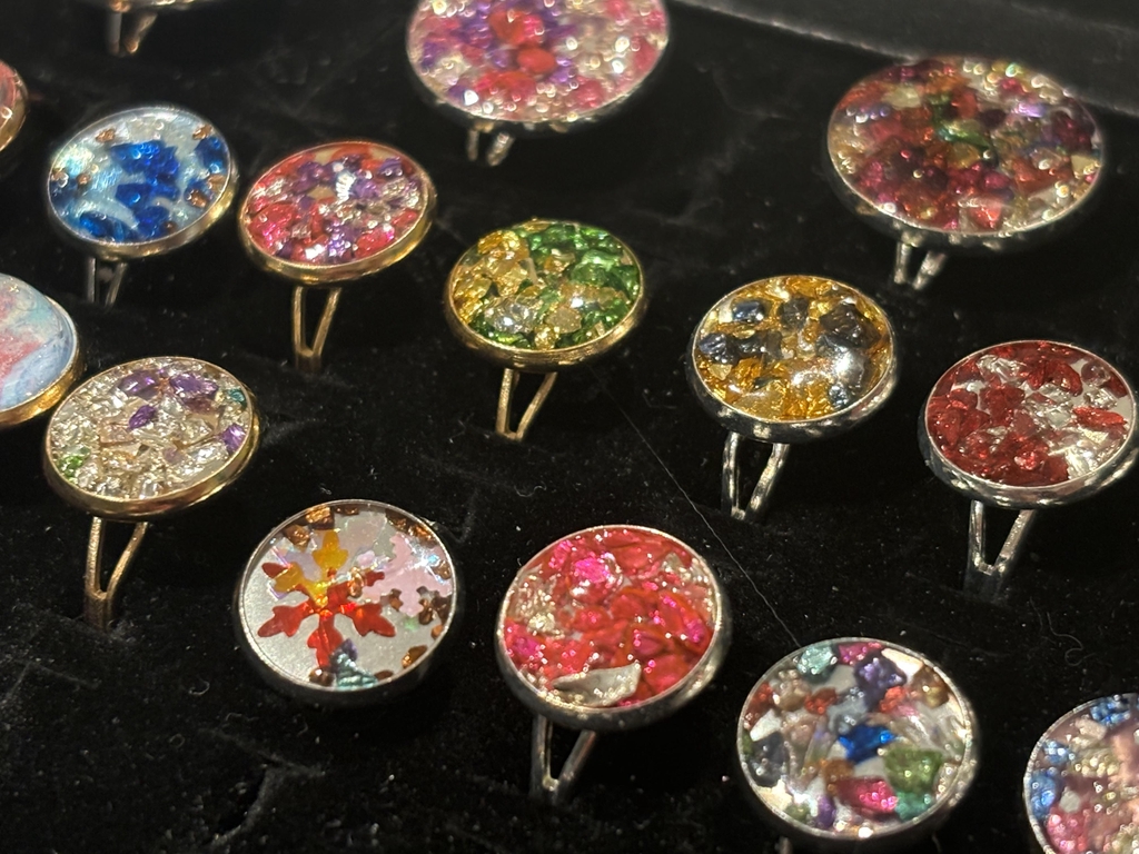 bienvenue sur la boutique d'artistic lau dreamer, créatrice de bijoux en peinture acrylique pouring et résine époxy