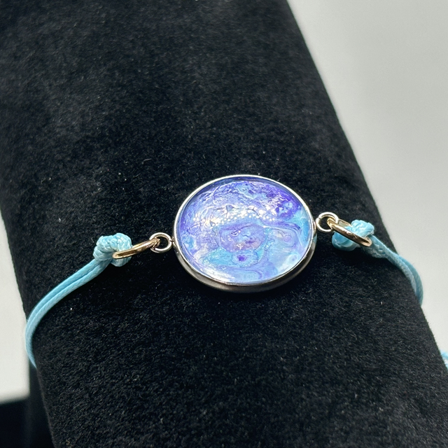 bracelets en résine époxy avec peinture acrylique pouring ou cristaux 
