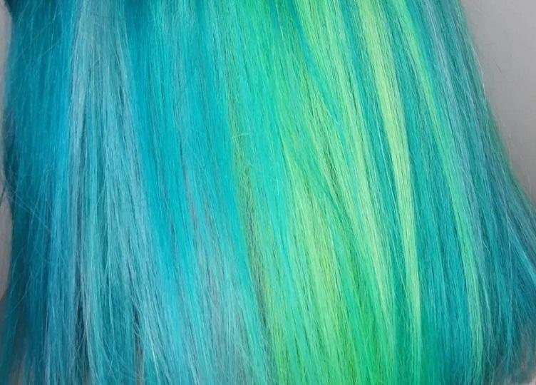 Banner stating that custom commissions are accepted for wigs using a background picture of blue and green hair