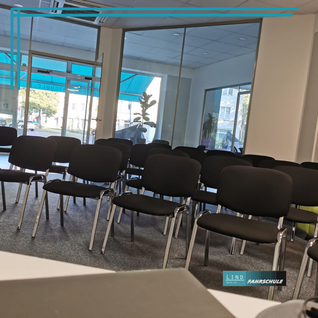 Unser verglaster Theorieraum sorgt für eine angenehme Lernumgebung mit viel Tageslicht.