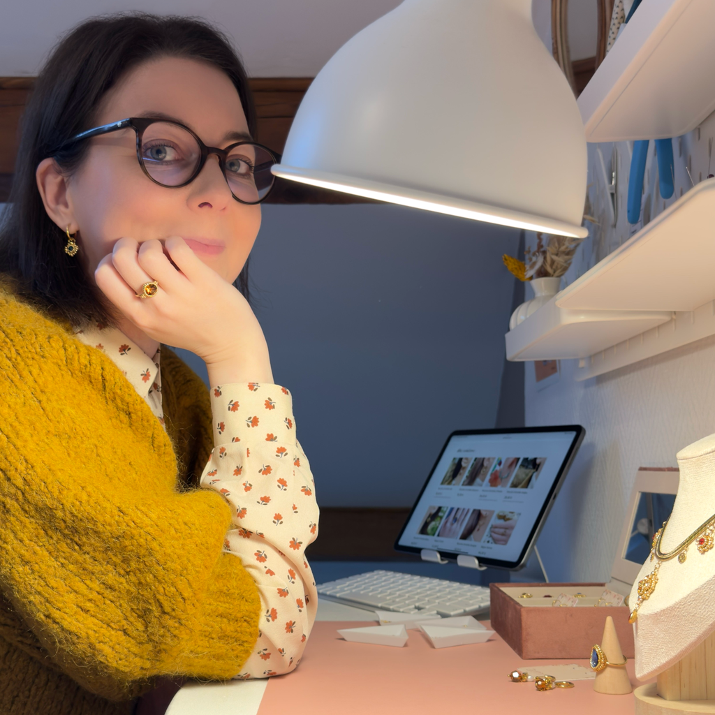 Amandine, créatrice et artisane de bijoux délicats.