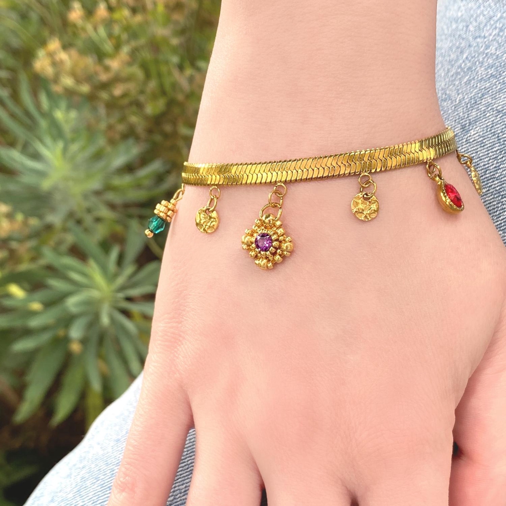 Amandine, créatrice et artisane de bijoux délicats