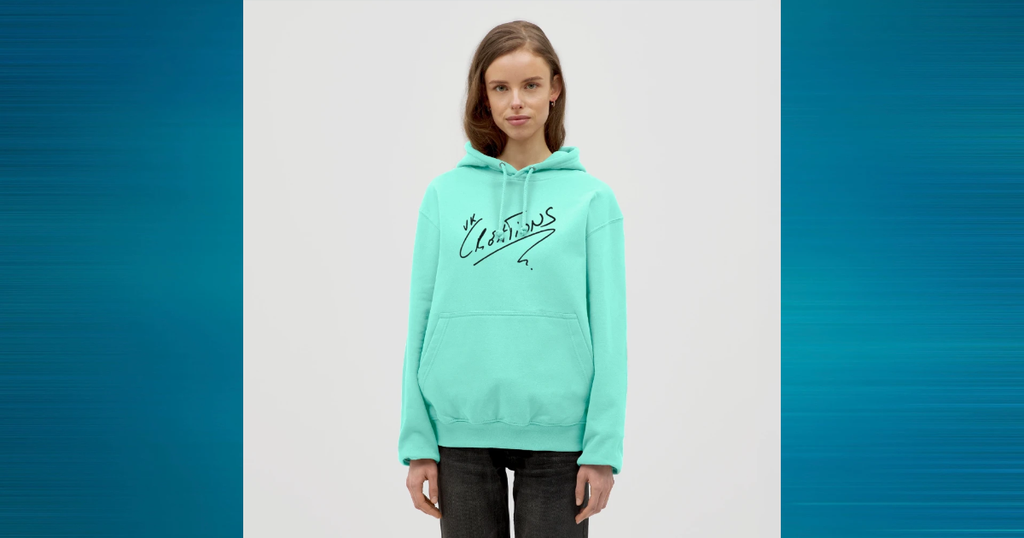 Hoodie couleur menthe porté par une femme, imprimé du logo VK Créations en noir sur la poitrine.