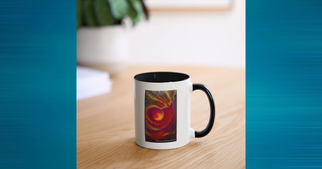 Mug artistique blanc avec anse noire, imprimé de l’œuvre abstraite L'antre du phoenix VK Créations, posé sur une table en bois clair.
