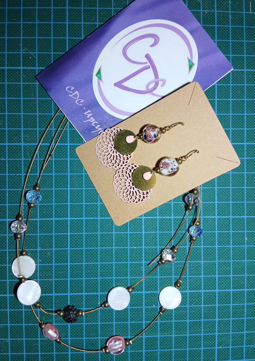 Adaptation sur commande Collier démodé Utilisé pour créer un paire de boucles d'oreilles sur mesure