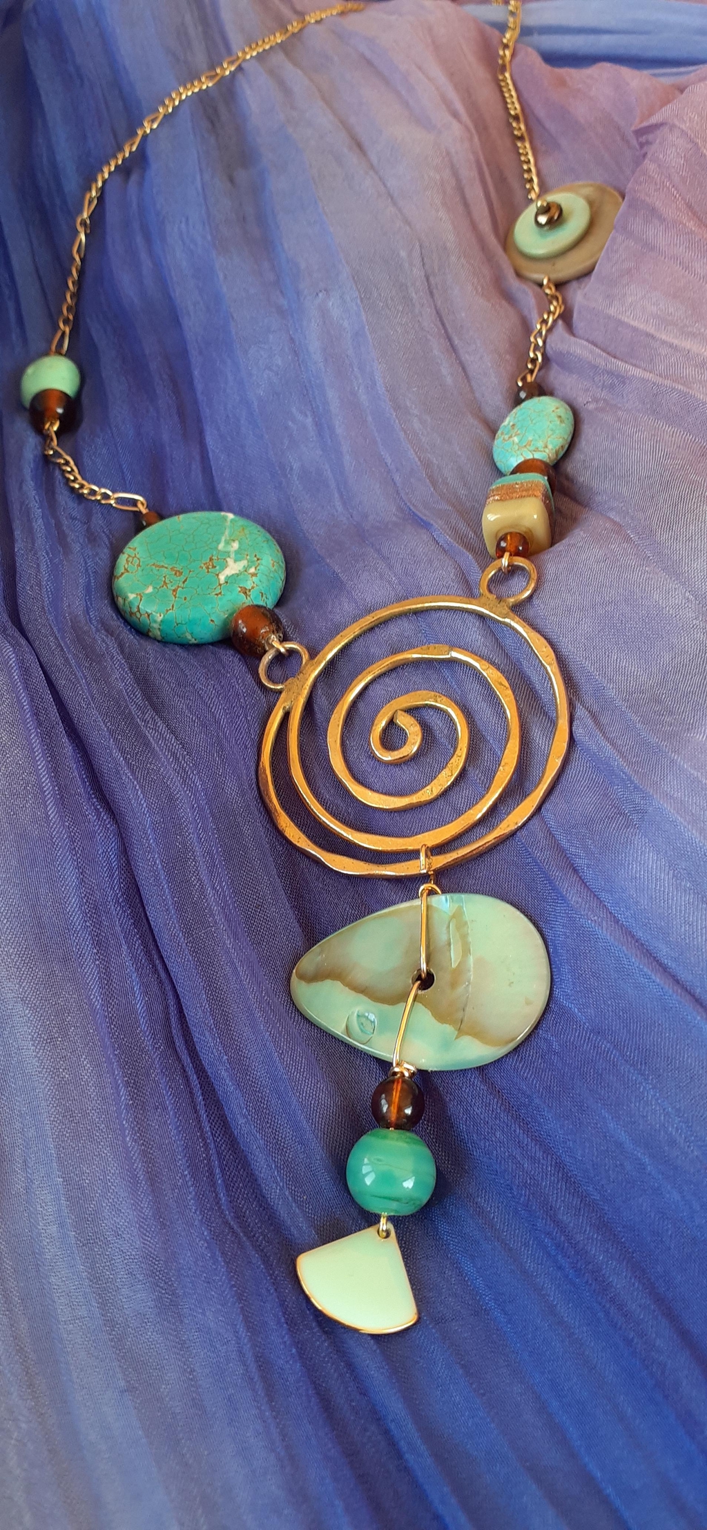 Bijoux de grandes taille, colliers plastrons, boucles d'oreilles