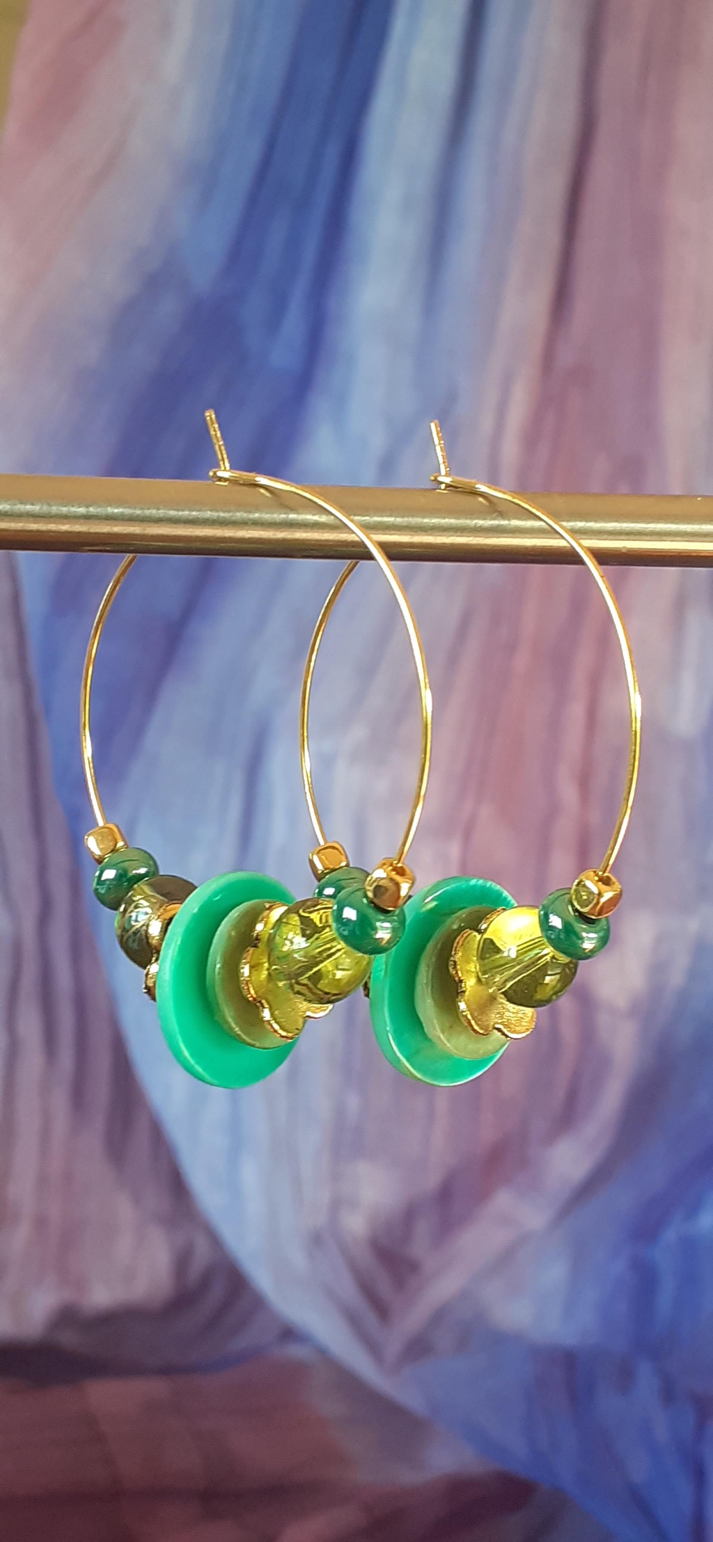 Boucles d'oreilles créoles, Adapatbles en taille et en couleur.

CDC-Upcycle, Bijoux fantaisie, Upcyclés, Faits main, Modèles uniques, Personnalisables, Fabrication artisanale sur mesure.