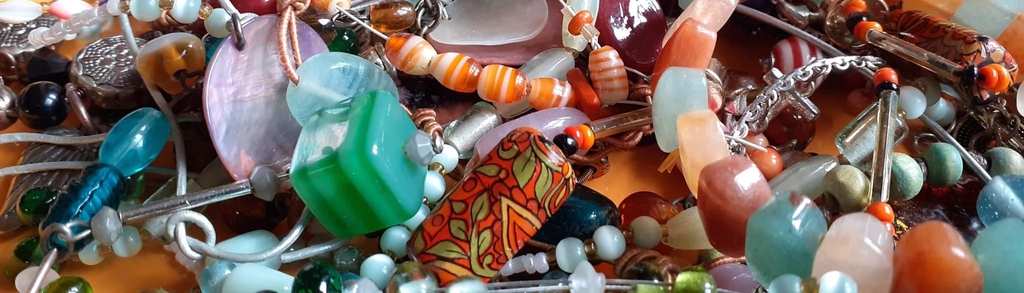 Don de lot de bijoux à démonter. Upcycling. Bijoux de créateurs confectionnés à partir de fournitures issues de vieux bijoux démodés, abimés ou délaissés. Je récupère vos fonds de tiroirs ; en contrepartie je vous offre un bon d'achat utilisable en boutique CDC-Upcycle.