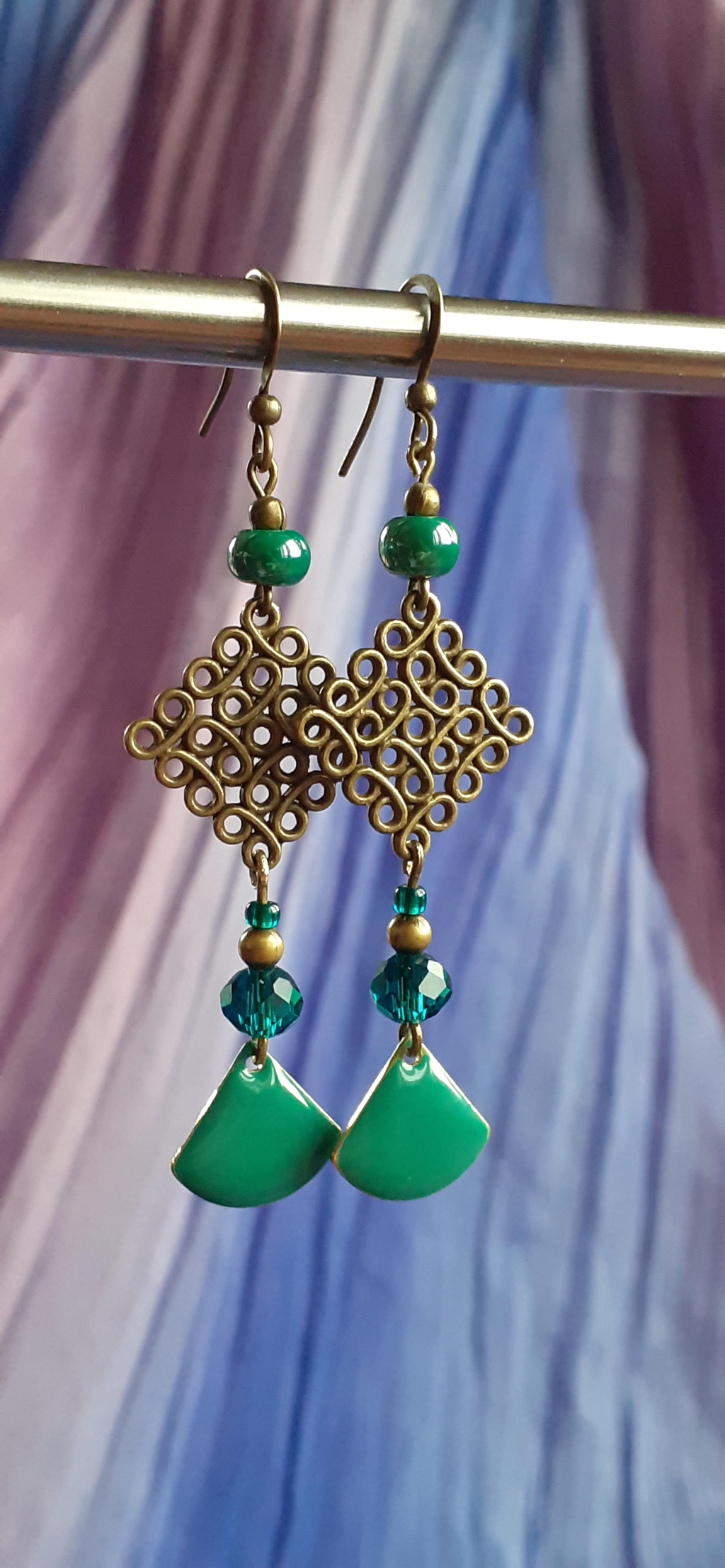 Boucles d'oreilles pendantes 
Bronze antique
Vert sarcelle