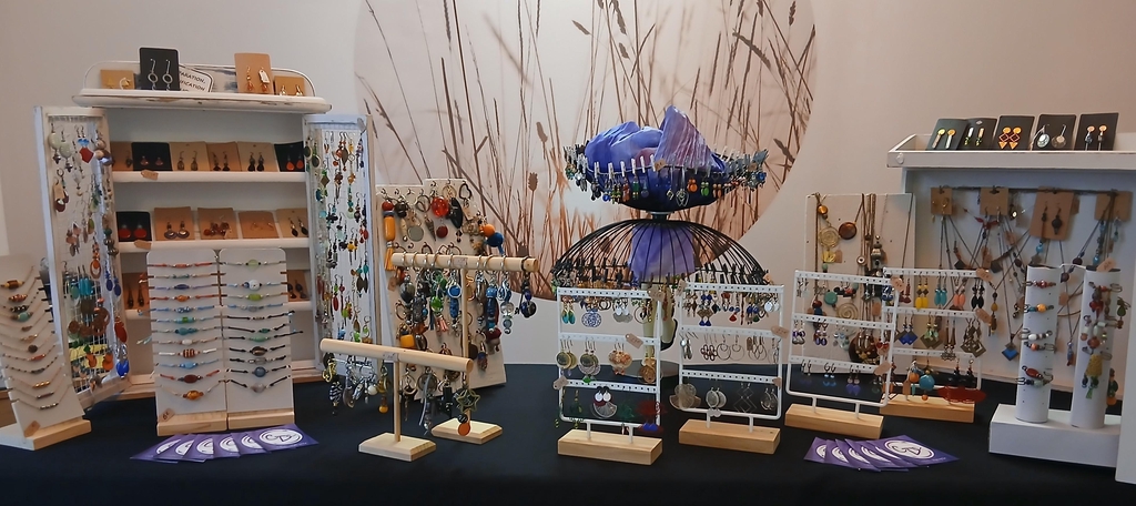 Découvrez mon univers créatif… chez vous !

Je vous propose de découvrir les bijoux upcyclés CDC-Upcycle lors d’une réunion conviviale à domicile.
Chaque bijou est unique, fait main et personnalisable : une occasion idéale pour tester des pièces sur mesure et profiter de conseils personnalisés.

Profitez également de réductions exclusives sur les créations présentées pendant la réunion.
Faites de ce moment un instant convivial et créatif, à votre image.

📩 Je contacte Carole pour convenir d’une date
📞 06 67 99 90 79