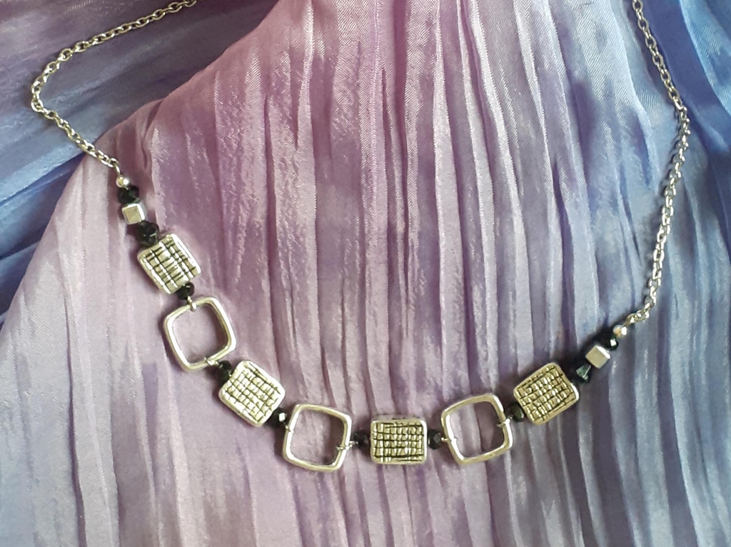 Colliers, Ras de cou, Sautoir, Pendentif.


CDC-Upcycle, Bijoux fantaisie upcyclés, Faits main, Pièces uniques, Personnalisables, Fabrication sur mesure, Modèles adapatbles en taille et en couleur.