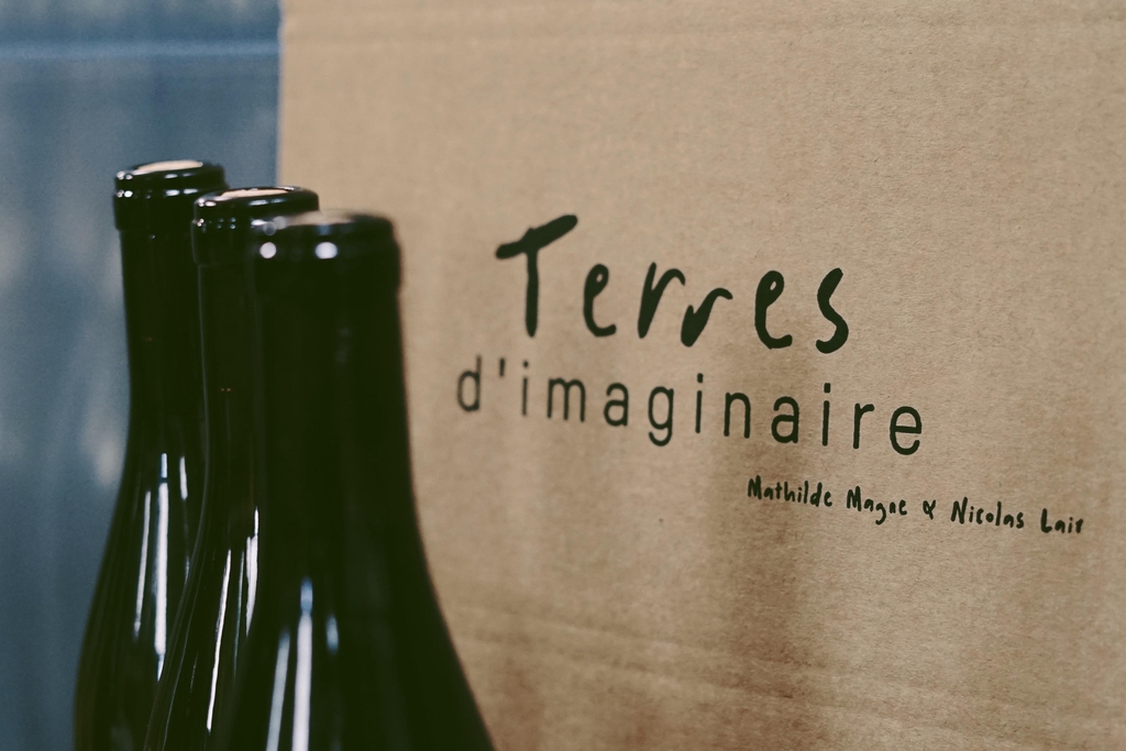 Bouteilles et cartons du domaine