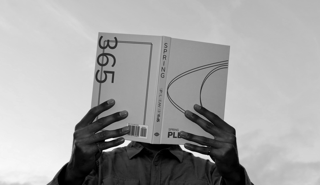 Livre ouvert SPRING — PLEM365, présentant les couvertures extérieures