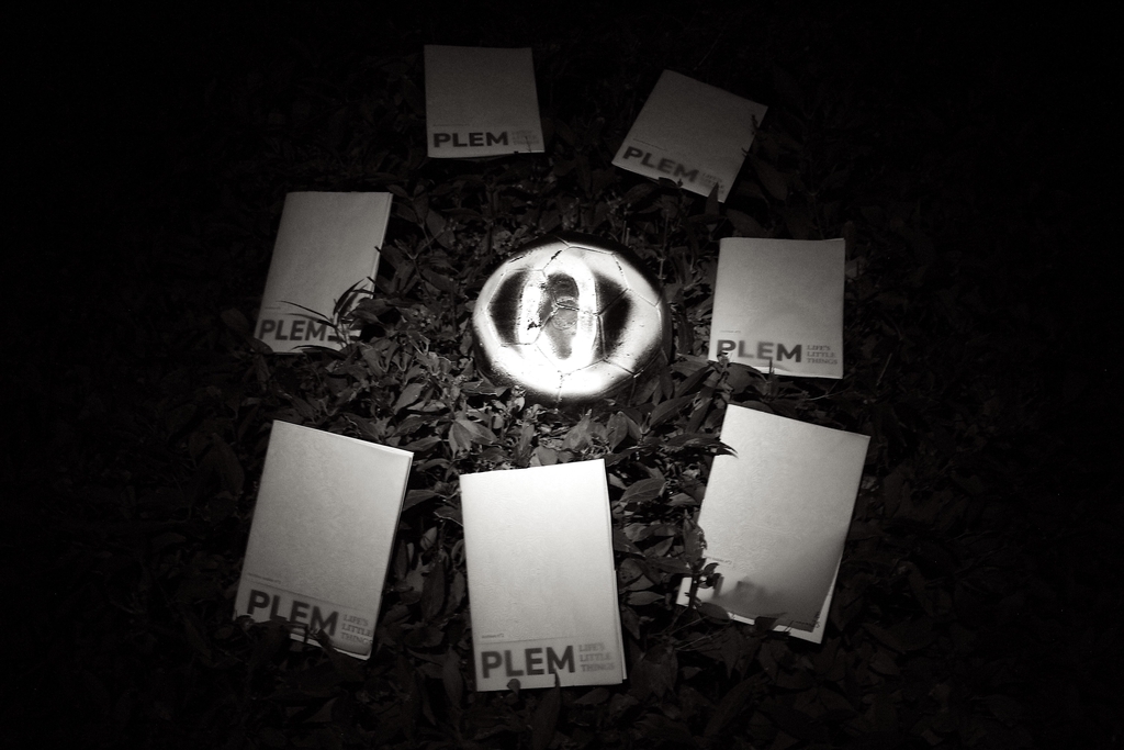 PLEM – Zine Archive n° 1, illustration d’un ballon de football dans un univers graphique singulier et minimaliste, entre expression artistique et exploration de l’imaginaire