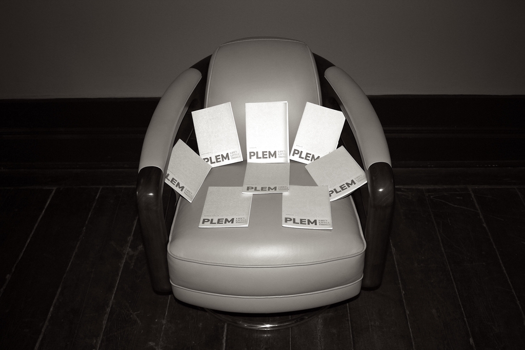 PLEM – Zine Archive n° 1, illustration d’un fauteuil intitulée « Oh Him », mêlant dessin minimaliste, symbolisme et réflexion artistique dans l’univers de PLEM