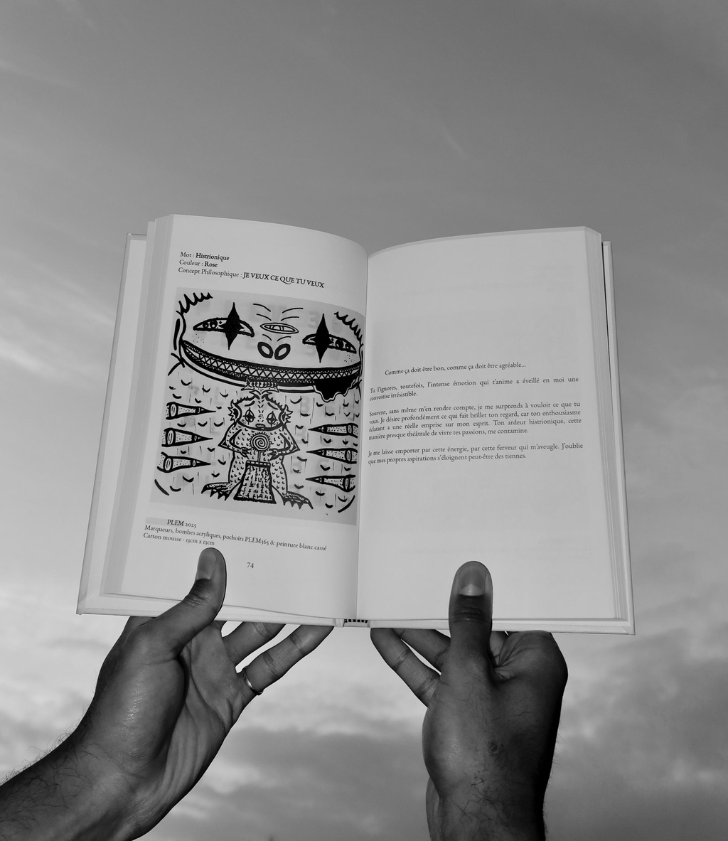 Livre ouvert SPRING — PLEM365, présentant une illustration originale à l’atmosphère inquiétante