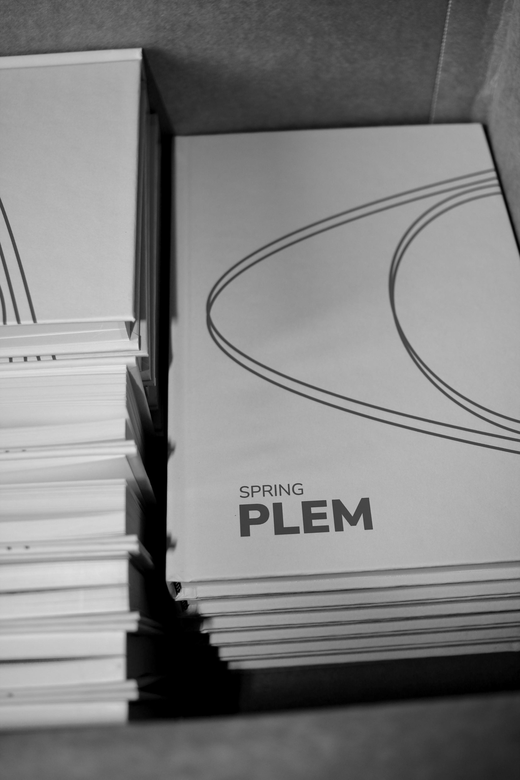 Livres SPRING — PLEM365 empilés, présentant la couverture du premier volume de la collection
