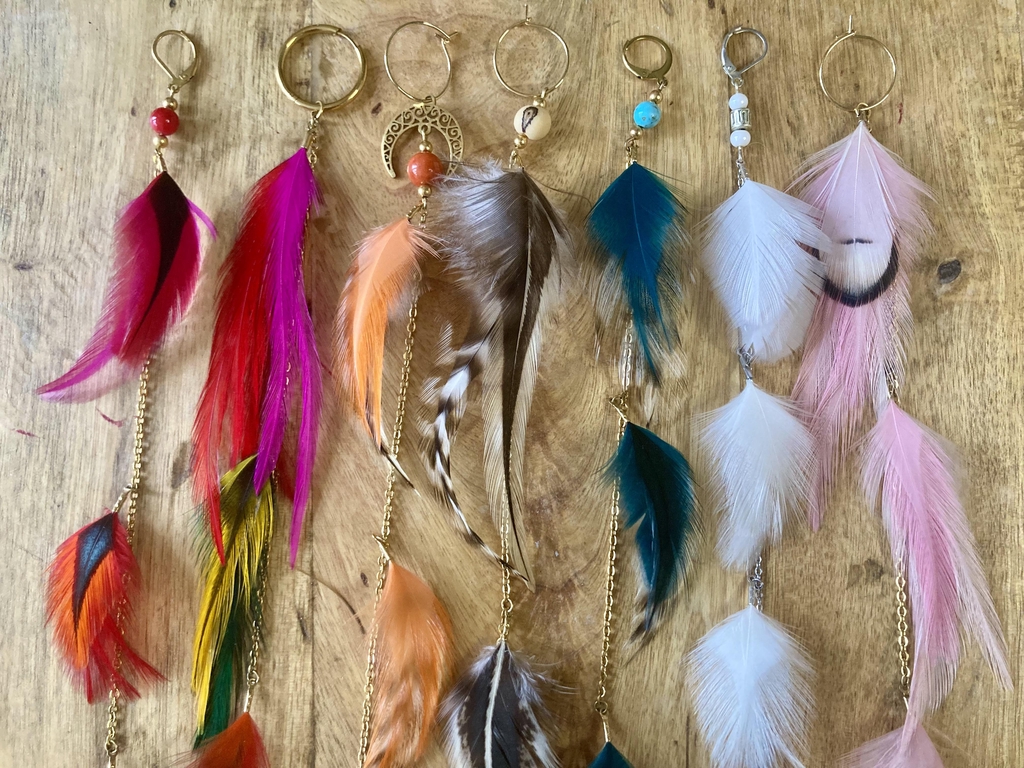 boucle d'oreilles en plumes naturelle et teintées en acier inoxidable et tour d'oreille, boucle d'oreille solo longue