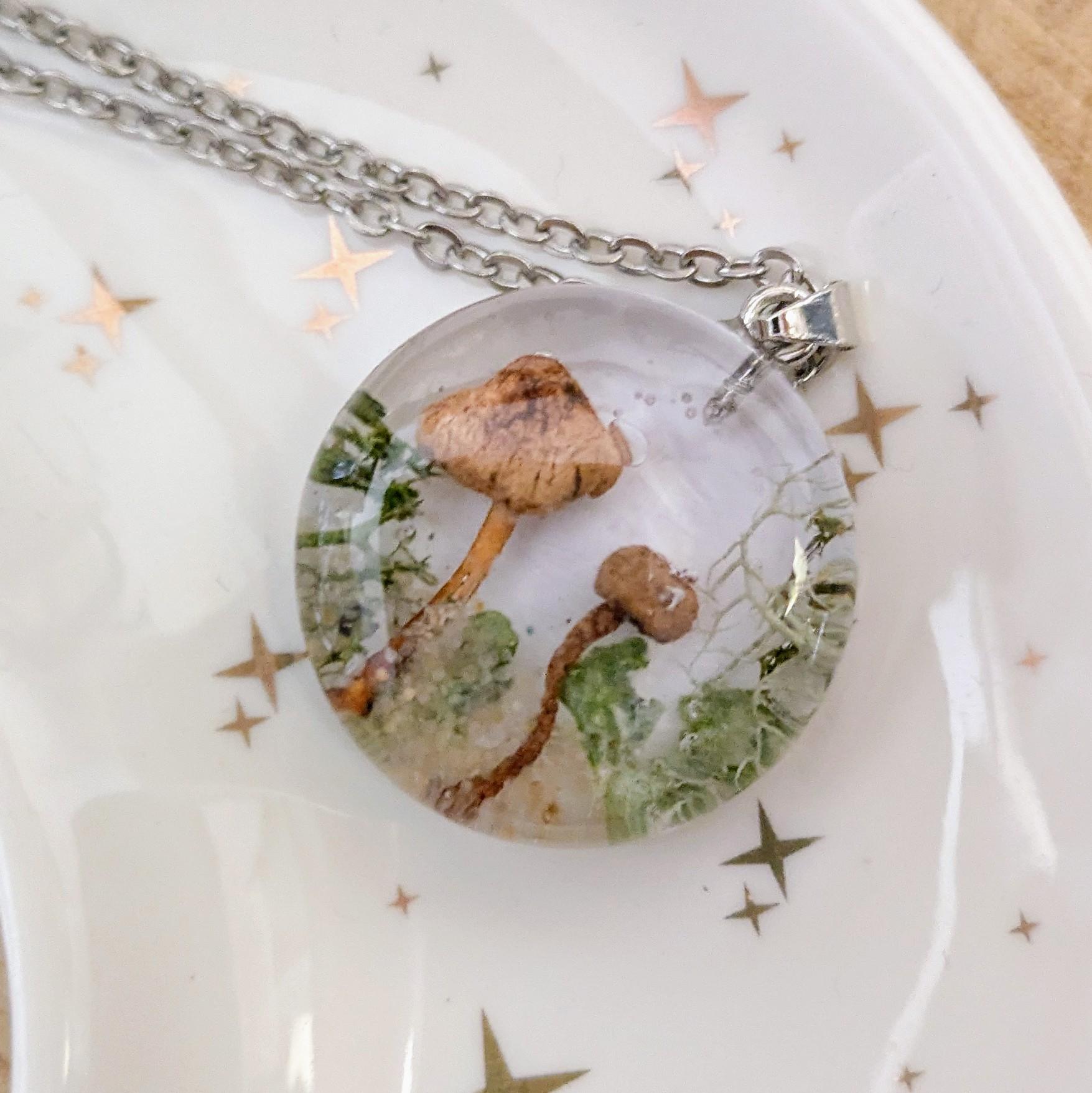 colgante con setas y musgo. colección con tematica silvestre natural y de bosques