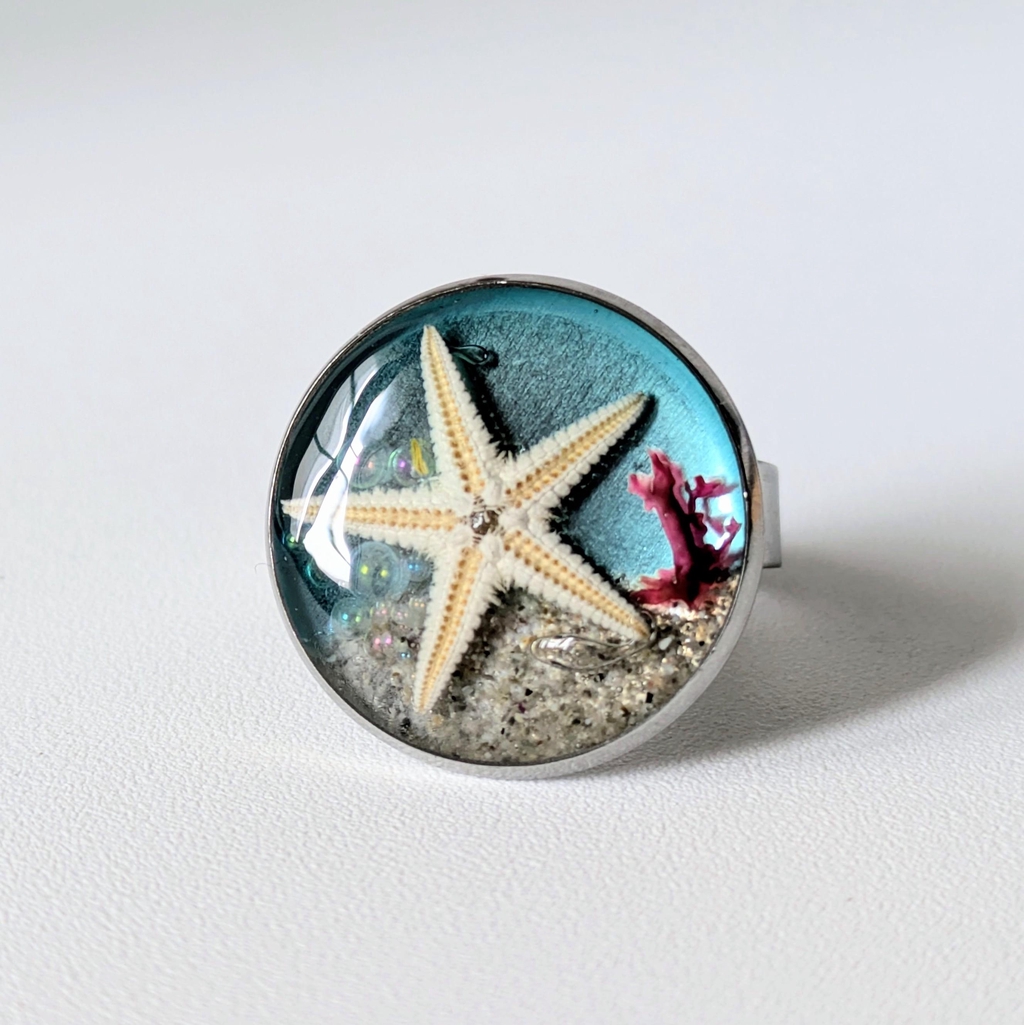Colgante de resina con conchas, algas, arena y burbujas y estrella de mar. Imita el fondo marino. Mini paisaje marino realizado a mano. Artesanía en resina.