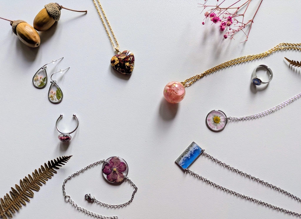 joyas artesanales realizadas en resina y con flores naturales de Galicia
