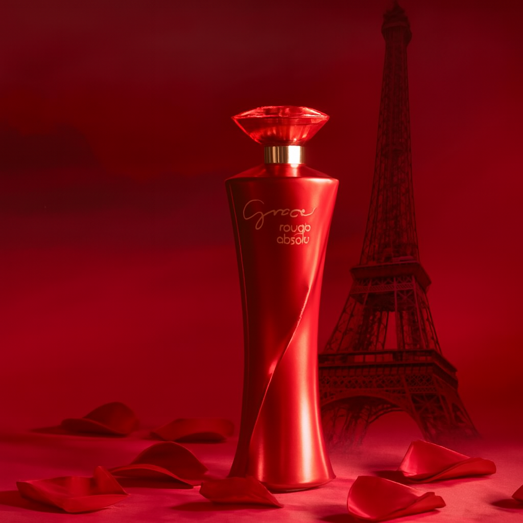 Perfume Grace Rouge Absolu com rosas caídas ao lado e com a Torre Eiffel de fundo.