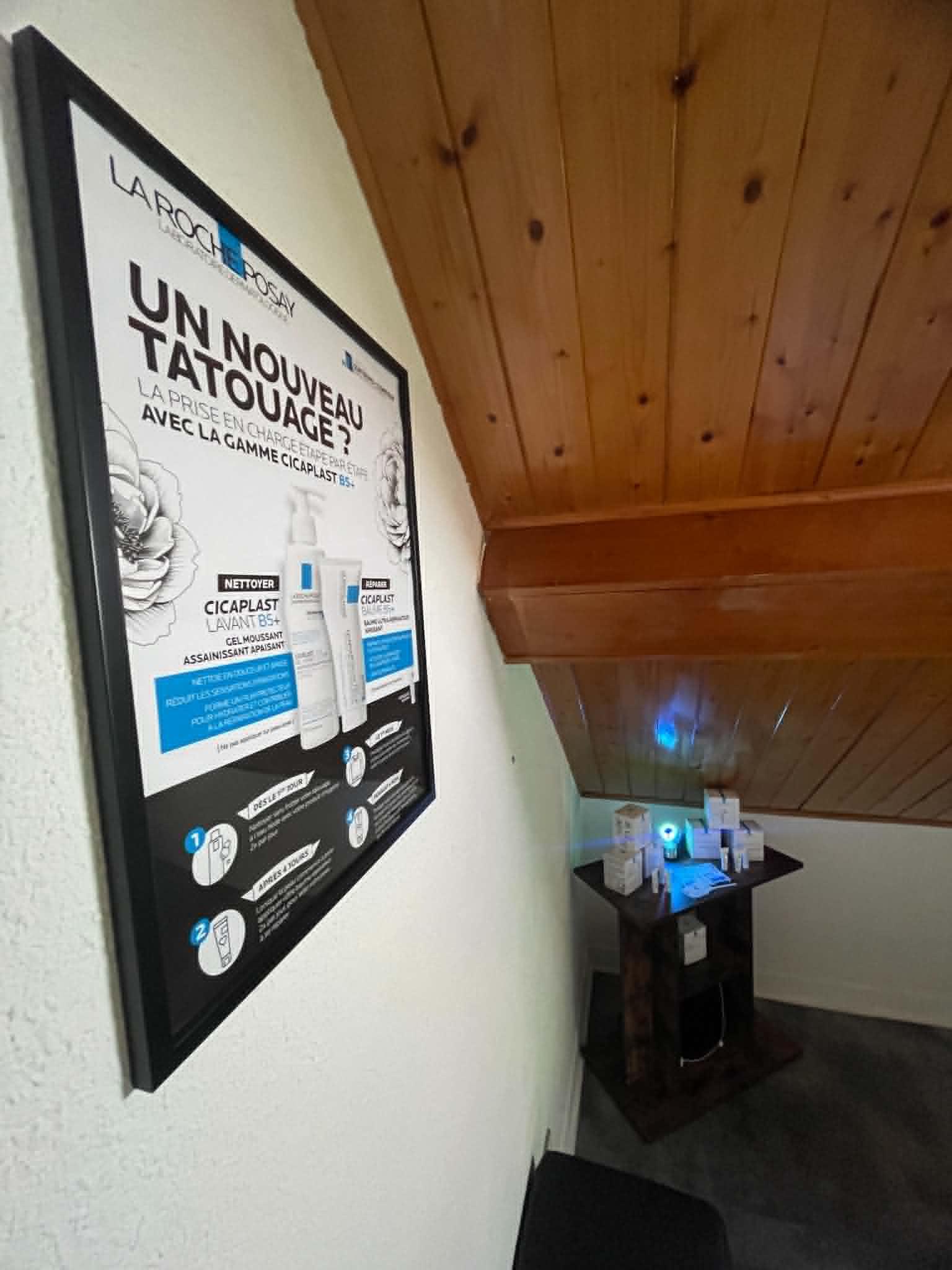 stand de produit de tatouage cicaplast et fiche de soin post tatouage