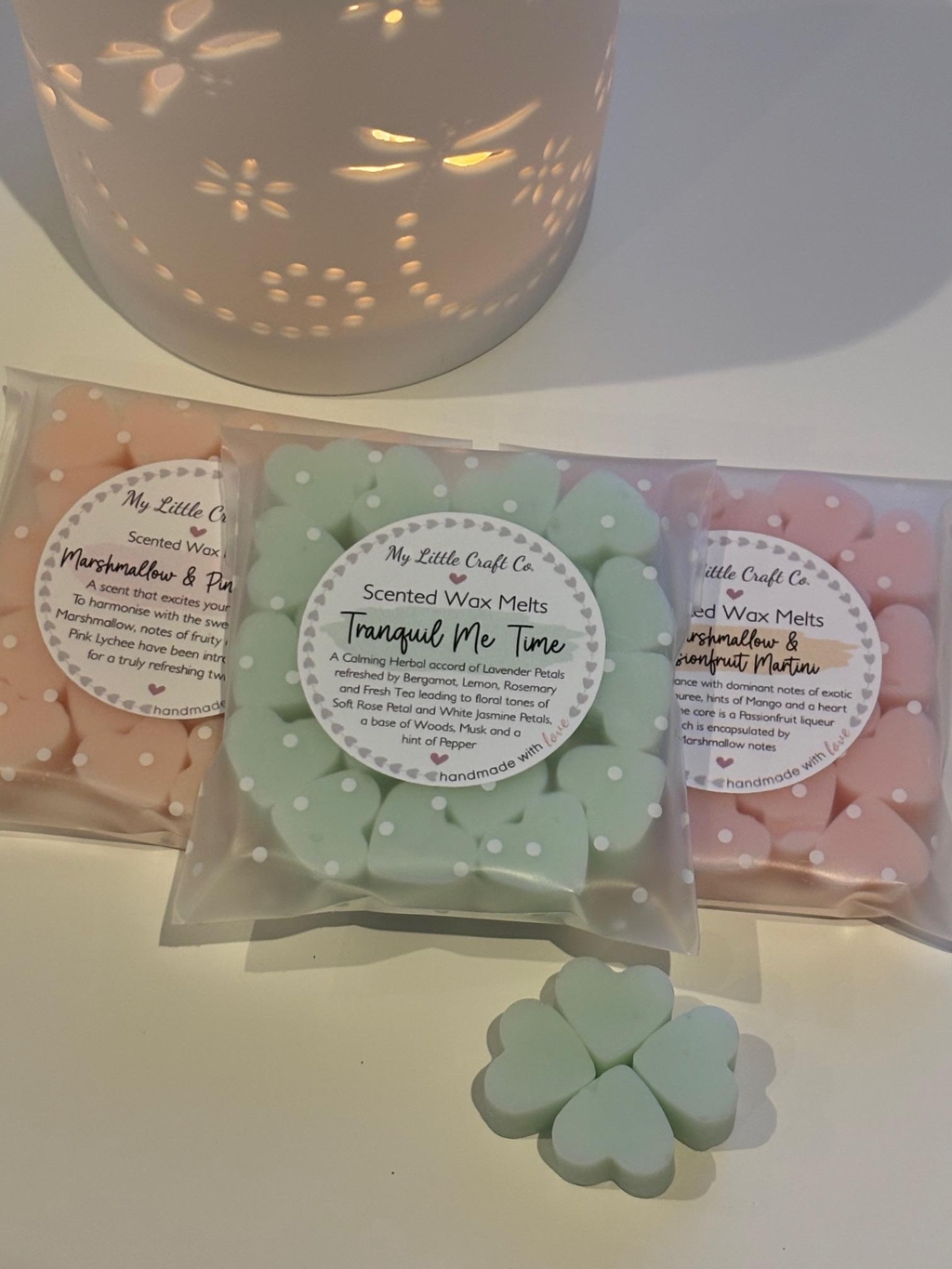 These 100% natural ecosoya wax melts are made with a special blend of fragrance oils to create a warm, cosy and inviting atmosphere in any room of your home. Enjoy long-lasting fragrance with no wick or smoke providing a long-lasting, inviting fragranced atmosphere in your home.