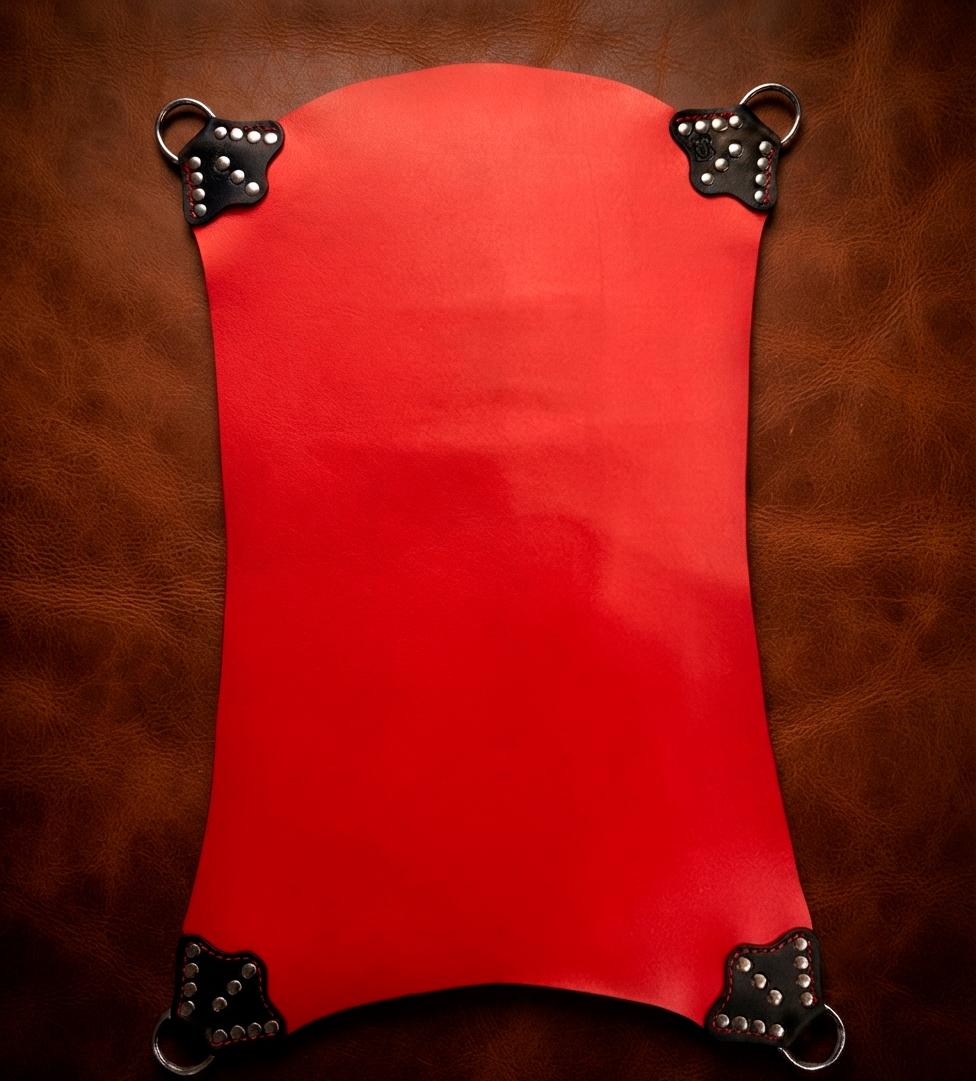 Stilvolle Leder Slingmatte für aufregende Momente. Robust, pflegeleicht und mit stabilen Ringen für sicheren Halt. Der perfekte Begleiter für anspruchsvolle BDSM-Erlebnisse und stilvolle Sessions!