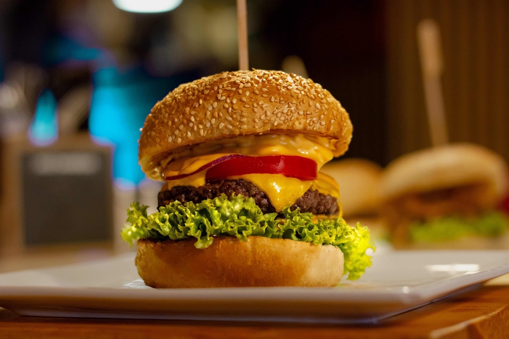 **DER KLASSIKER, DEN DU LIEBST 🍔🧀**
Saftiger Burger. Zartschmelzender Käse. Volle Geschmacksexplosion.
