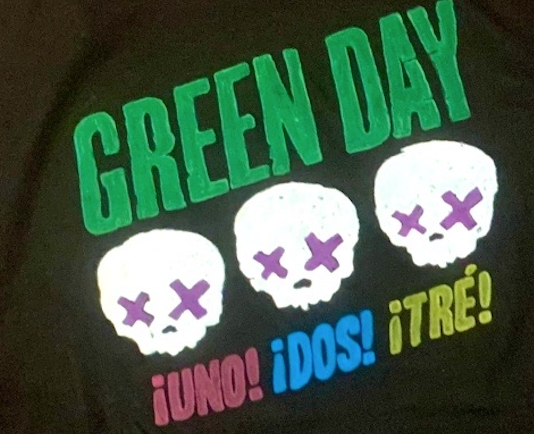 Prendas de ropa con diseños pintados a mano con pintura acrílica textil. Puedes traer tu diseño y te lo pintamos. Esta carpeta es diseño de musica y bandas