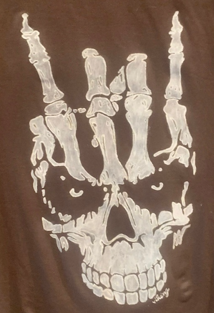 Prendas de ropa con diseños pintados a mano con pintura acrílica textil. Puedes traer tu diseño y te lo pintamos. Esta carpeta es diseño de huesos y craneos