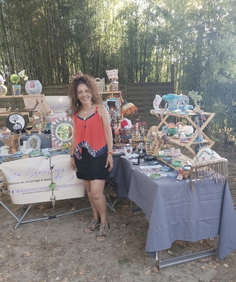                  Créations artisanales 
A la recherche d'un cadeau unique et respectueux de l'environnement ?
Mes créations sont toutes uniques , créées à partir de matières premières recyclées afin de leur donner une nouvelle vie .

