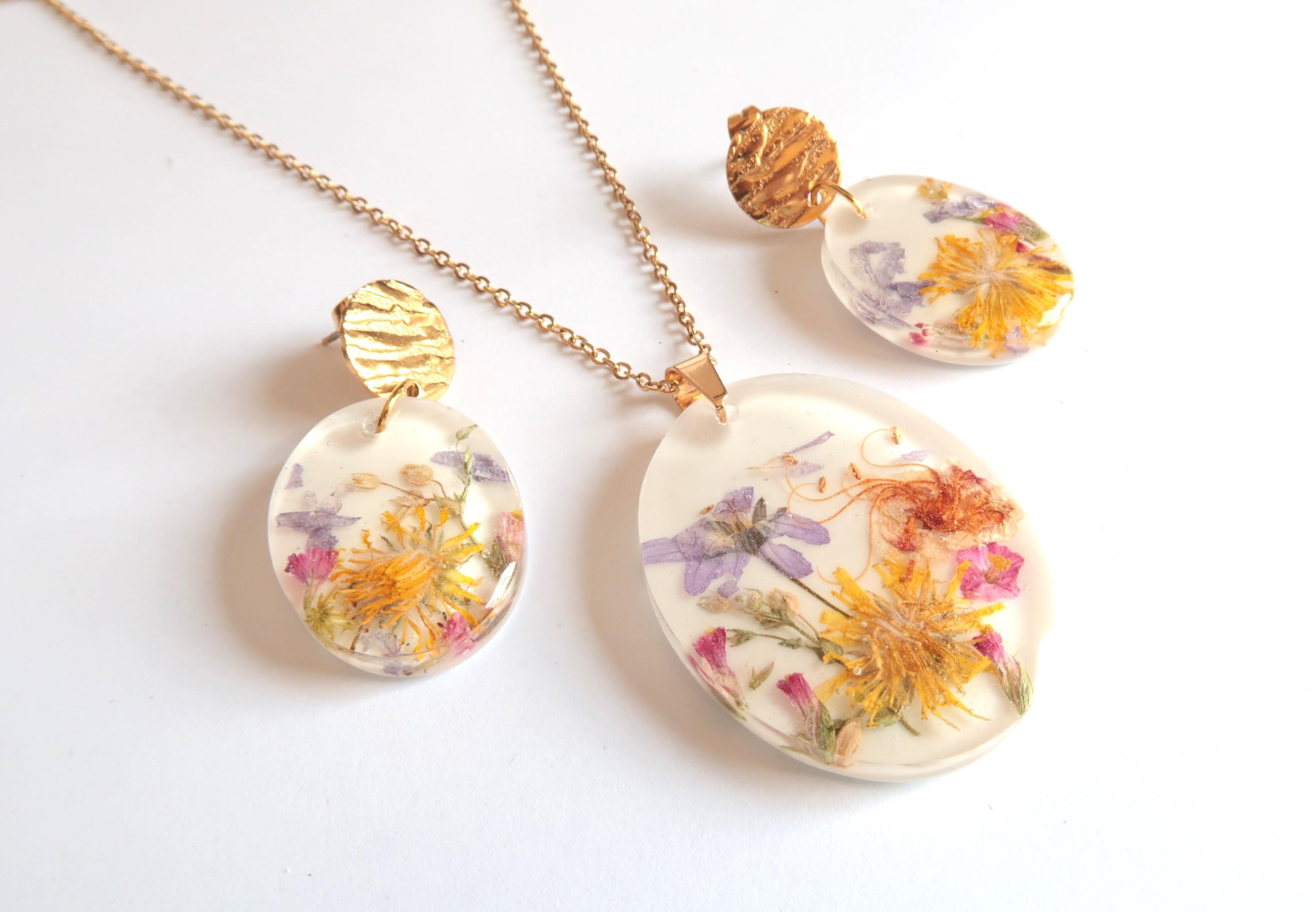 parures colliers boucles d'oreilles bagues acier inoxydable faits main fleuris colorés planète bijou légers et confortables pièces uniques originales idée cadeau