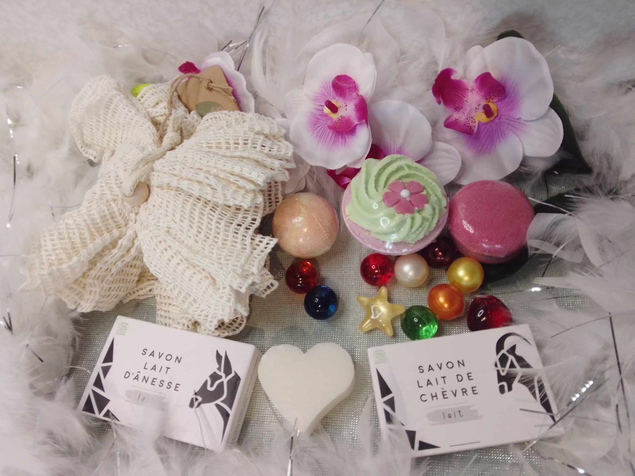 Cosmétiques pour le bain (perles et effervescents), accessoires douche (gants...) et autres produits