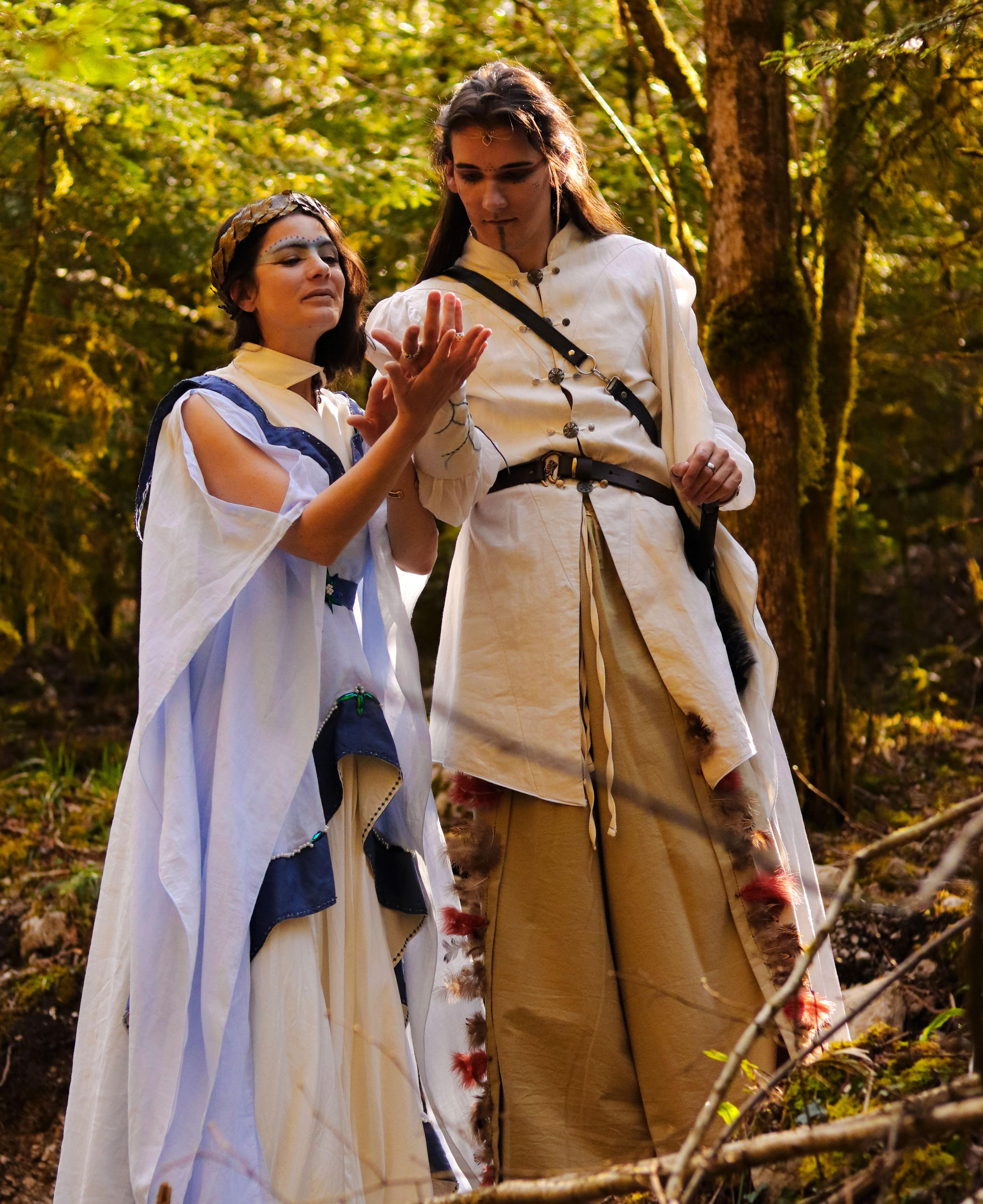 Photo représentant les costume d'Elatha et d'Eamon, costume médieval féérique fait main par L'Atelier des Enchanteurs