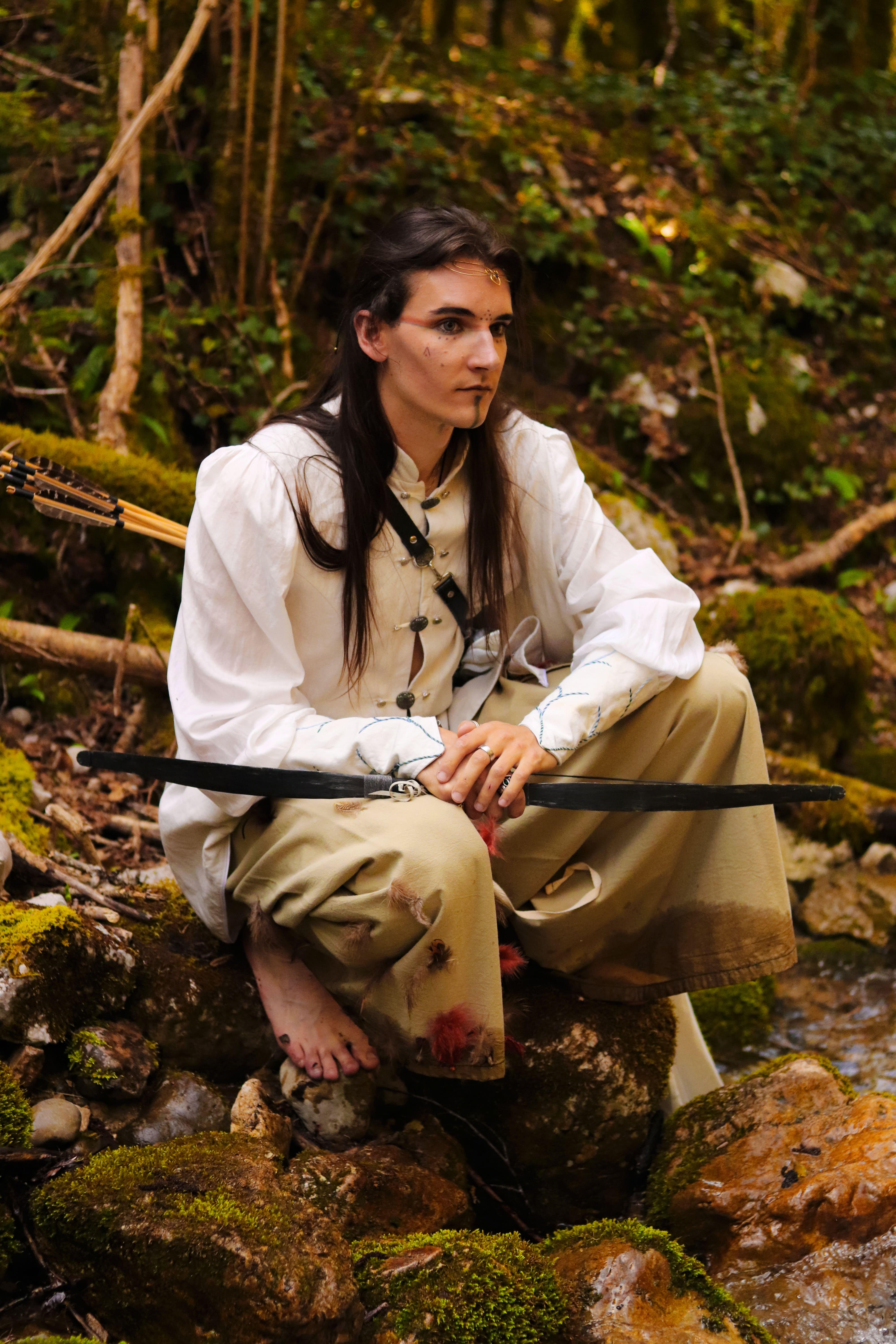 Photo d'Alexandre Petrod, fondateur de L'Atelier des Enchanteurs en costume elfique fait main dans la nature