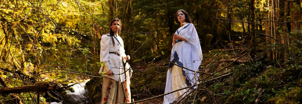 Bannière de L'Atelier des Enchanteurs présentant une forêt mystique baignée de lumière pour la création de costumes et broderies artisanales.