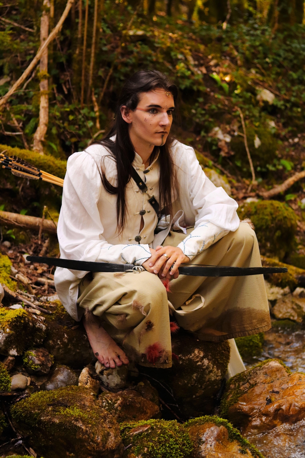 Photo d'Alexandre Petrod, fondateur de L'Atelier des Enchanteurs en costume elfique fait main dans la nature