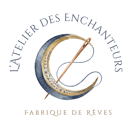 Logo de L'Atelier des Enchanteurs, représentant un croissant de Lune ornée de point de Broderie ainsi qu'une aiguille à coudre. Il est sous-titré Fabrique de rêves