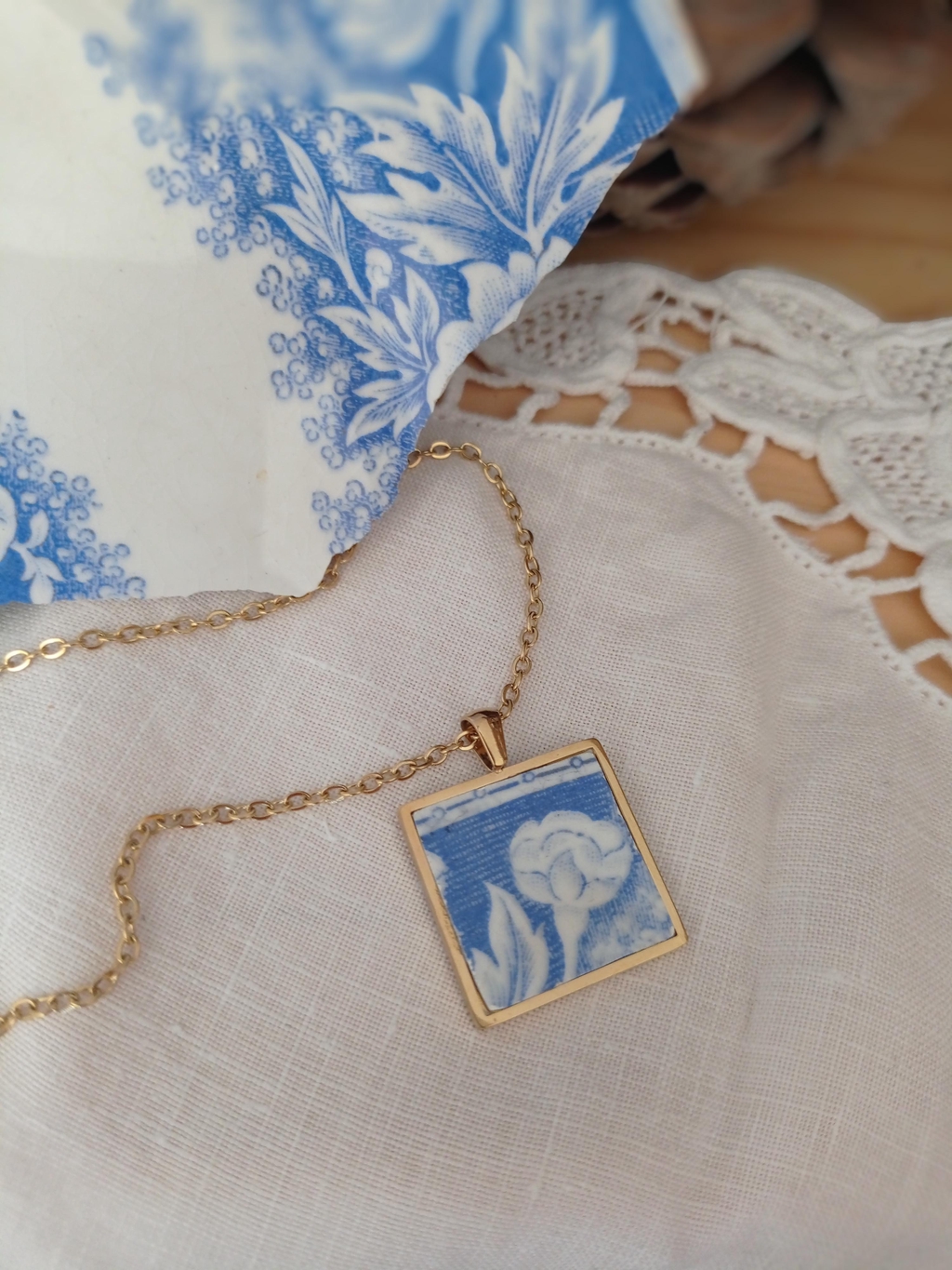 Transformez votre vaisselle de famille en bijoux uniques en offrant une nouvelle vie à vos précieux souvenirs.
Ces bijoux sont le cadeau parfait pour célébrer des occasions spéciales, honorer des souvenirs de famille ou simplement offrir quelque chose de vraiment unique et significatif.
Chaque bijou en acier inoxydable est soigneusement réalisé dans mon atelier en Franche-Comté.

Contactez moi dès aujourd'hui pour commencer votre projet, par mail.