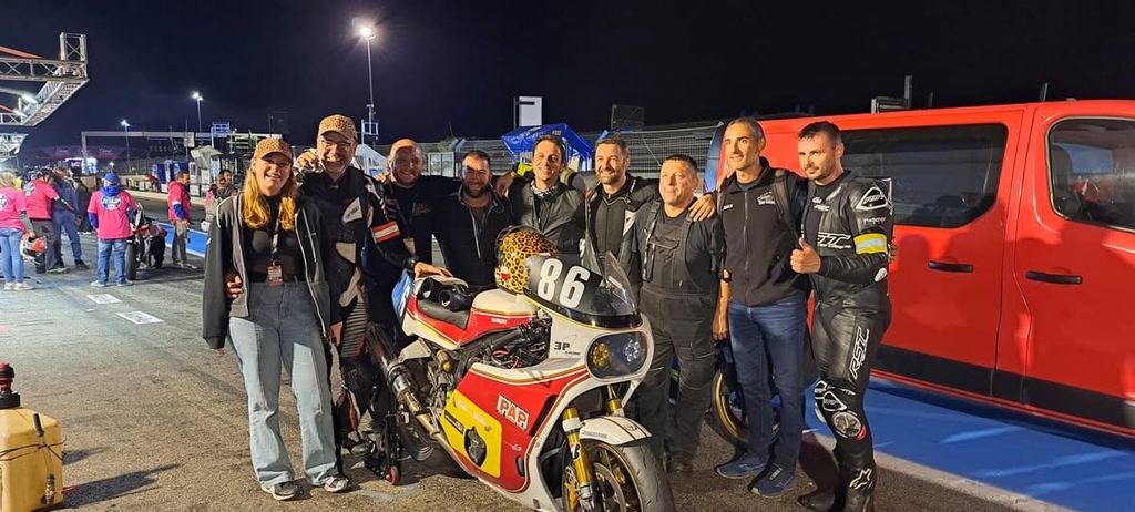 -3P Racing, c’est une machine à rêve.
On entend souvent que la course moto est réservé à une élite. Trop
cher, trop compliqué, trop pro… Bref, pas pour tout le monde.
Eh bien nous, on s’est dit : “Pourquoi pas nous ?” Et on a monté une
asso (loi 1901, d’intérêt générale) pour prouver le contraire et aller
au bout de nos rêves.
On fixe l’objectif, on détermine les moyens, on trouve les
partenaires et on lance l’opération. Simple, efficace, et surtout
motivant.
3P Racing, c’est donc des personnes différentes au départ, avec un
seul point commun la passion de la moto (peut-être 2 – on a tous
le même humour aussi). C’est une équipe, qui se complète, qui
avance ensemble pour toujours aller plus loin et plus vite.