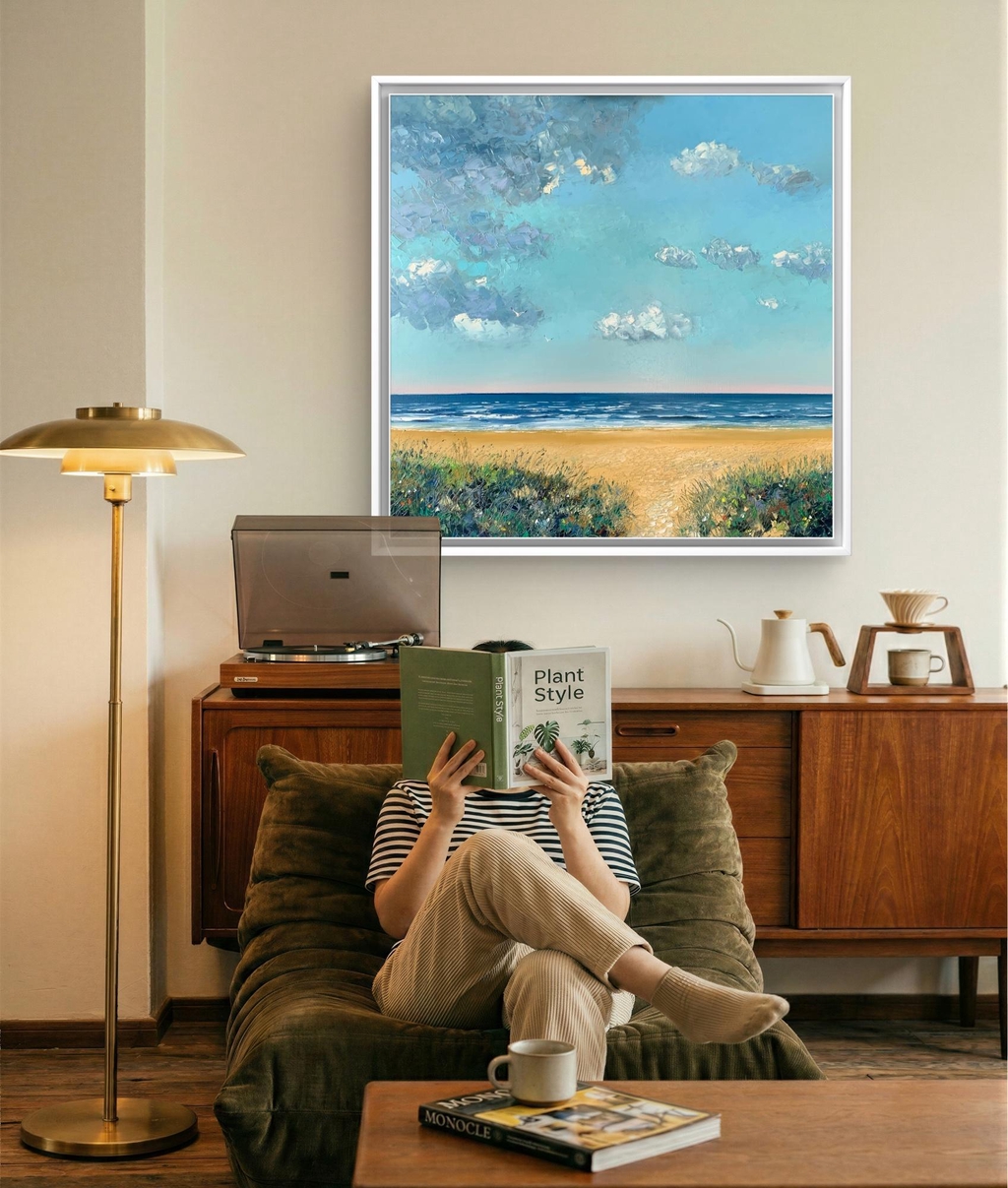 Tableau peint à l'huile et au couteaux par Mar HANNIET représentant une plage sous un ciel couvert et flamboyant à la fois dans des tons orangés et bleus profonds. Deux personnages se tiennent par la main, le regard porté vers l'horizon.