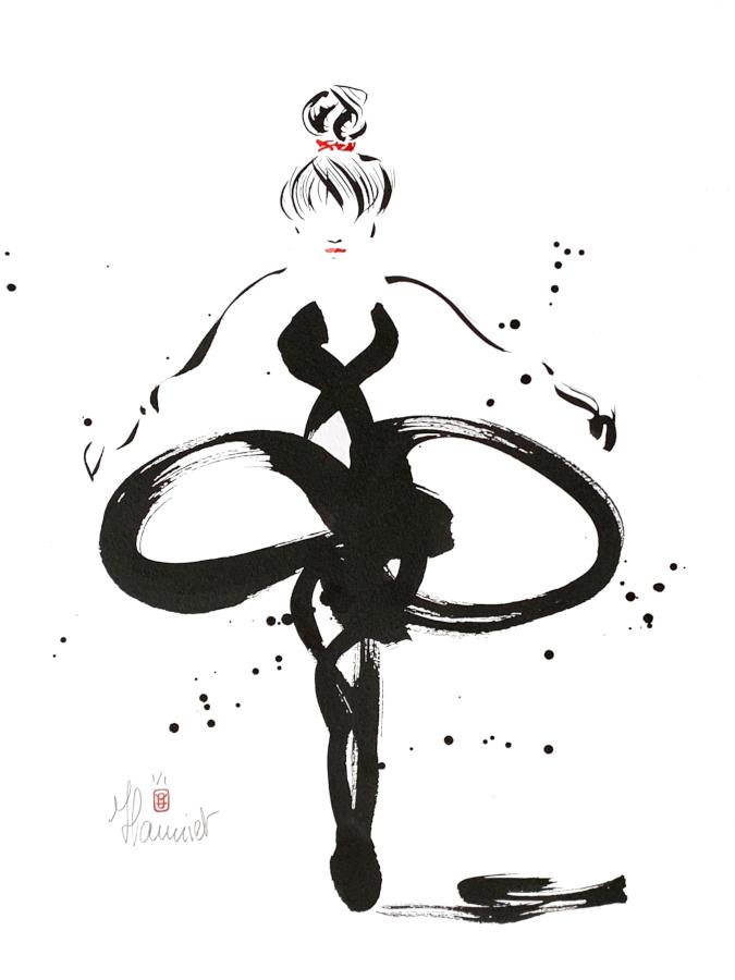 Danseuse de face peinte à l'encre de chine par Marc HANNIET sur la base du signe de l'infini. La gestuelle du pinceau est de type calligraphique. Le minimalisme combiné à la précision exigée par l'improvisation titille toujours l’œil du regardeur attentif.