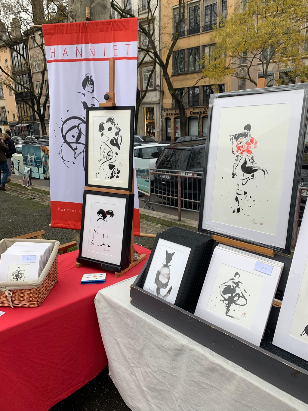 Le marché de la création de Lyon se tient tous les dimanches matin sur le quai Romain Rolland dans le vieux Lyon de 9h à 13h. Marc HANNIET y expose et y vend ses oeuvres régulièrement en compagnie d'une petite centaine d'autres artistes peintres et sculpteurs de la grande région Auvergne-Rhône-Alpes
