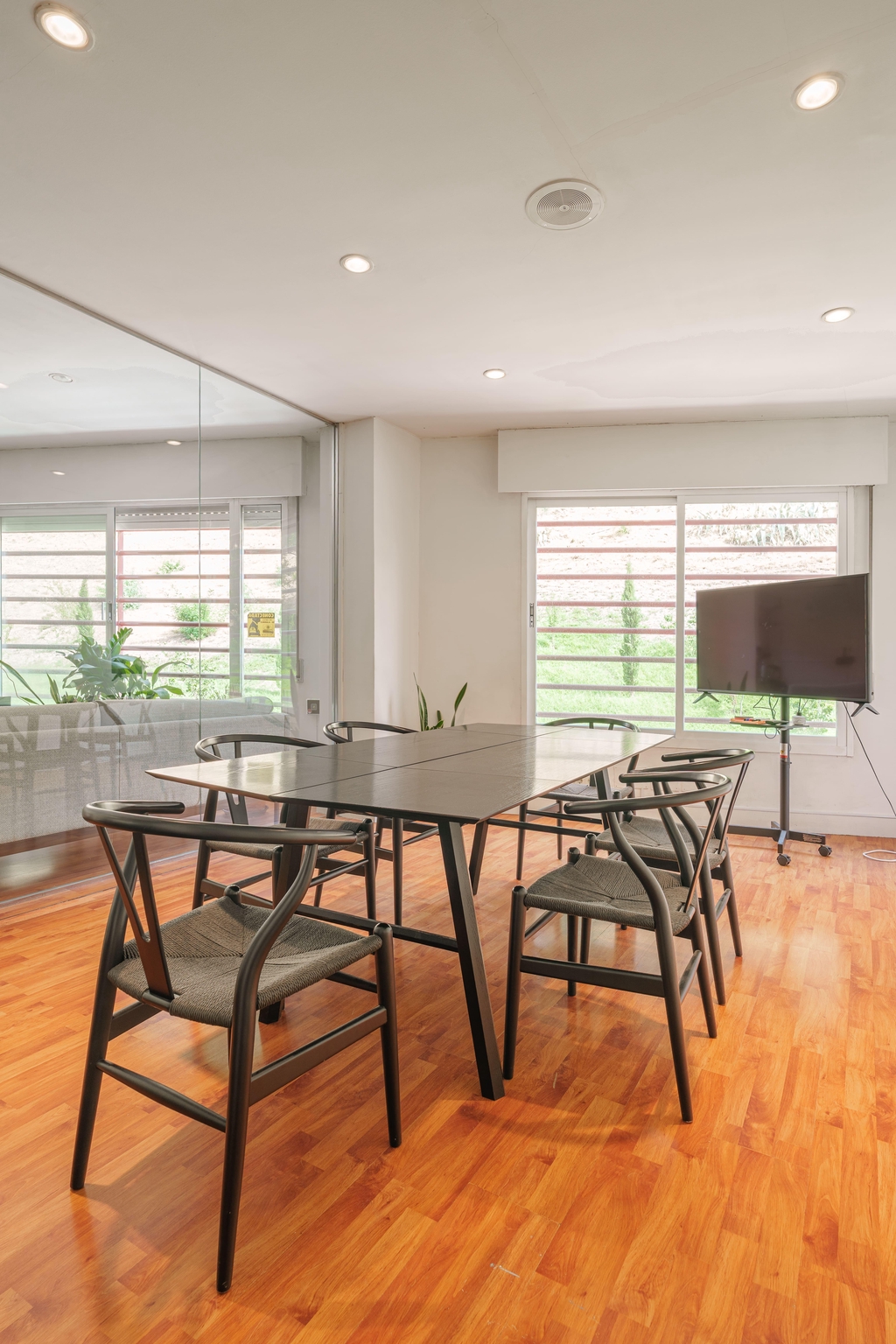 Sala de reuniones con luz natural. 
Meeting Room with natural light
8-10 p.